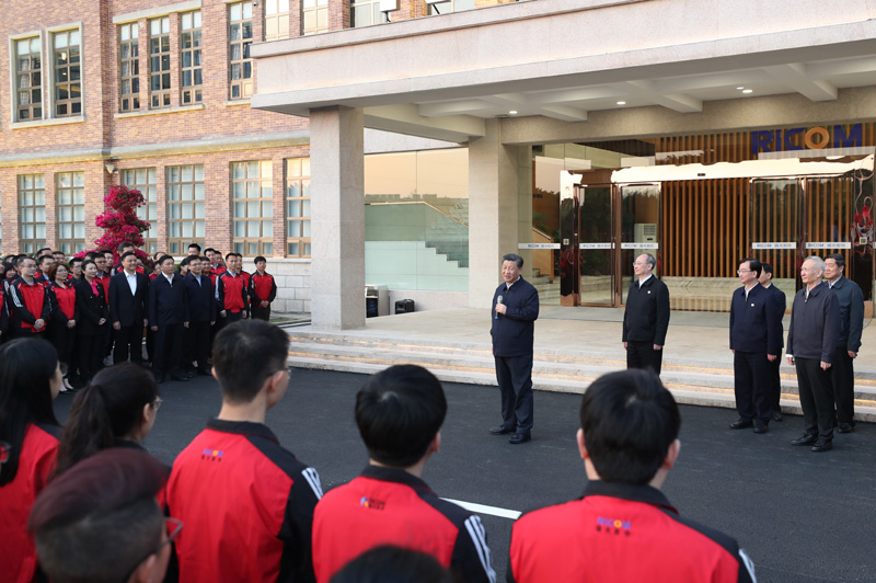 3月22日至25日，中共中央总书记、国家主席、中央军委主席习近平在福建考察。这是24日下午，习近平在福州福建福光股份有限公司考察时，同企业职工亲切交流。新华社记者 王晔 摄